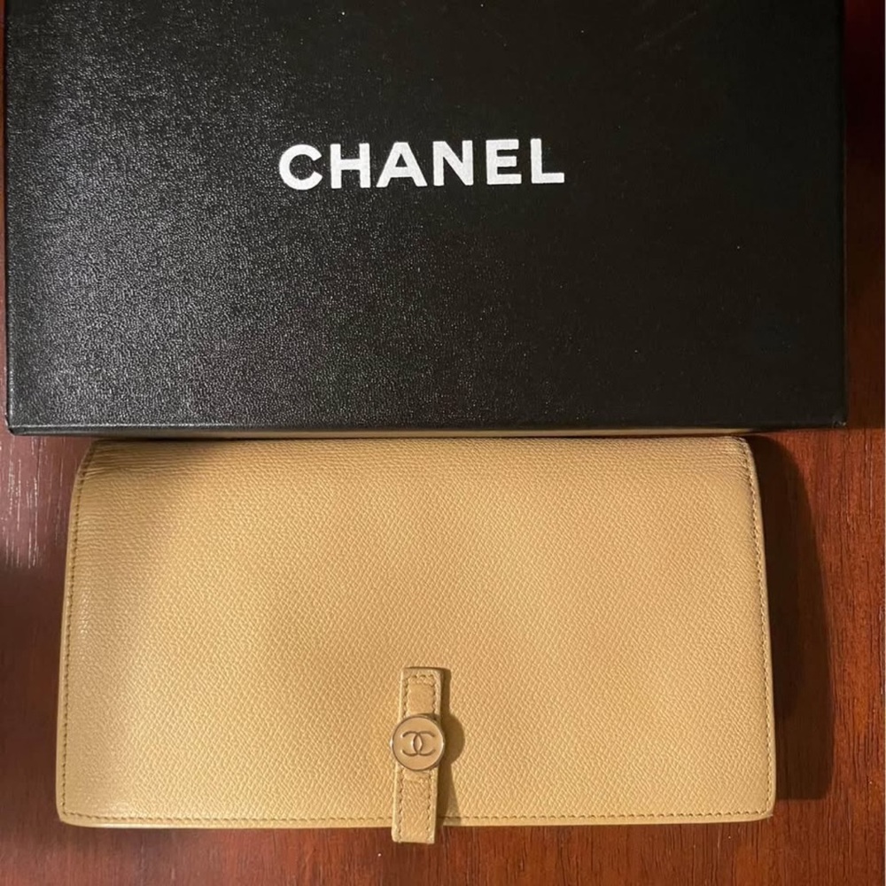 CHANEL Vintage Leather Bifold CC Logo Clasp Tan Gold Shiny Long Wallet